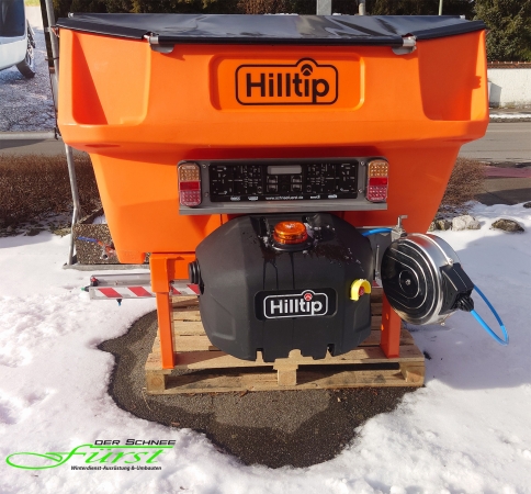 HILLTIP Traktorenstreuer IceStriker 600TR mit 630 Liter Volumen in Orange mit Vorbefeuchtung-Feuchtsalz und reiner Soleausbringung